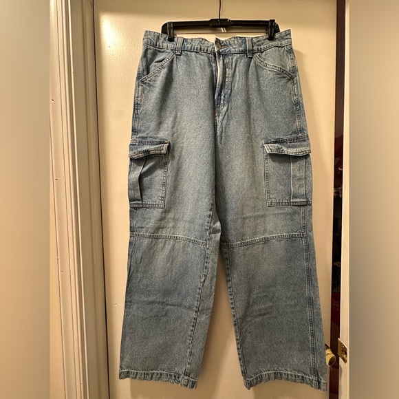 H&M cargo jeans in a light wash - Picture 1 of 5